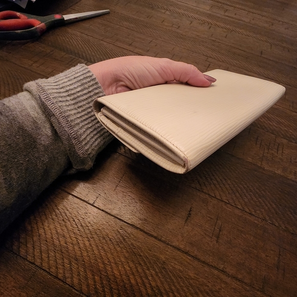 Louis Vuitton Epi Wallet - Picture 8 of 10